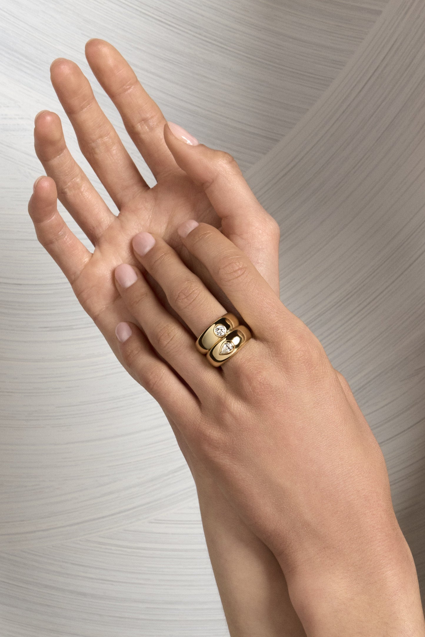 Round Diamond Bezel Blob Ring | 18K White Gold