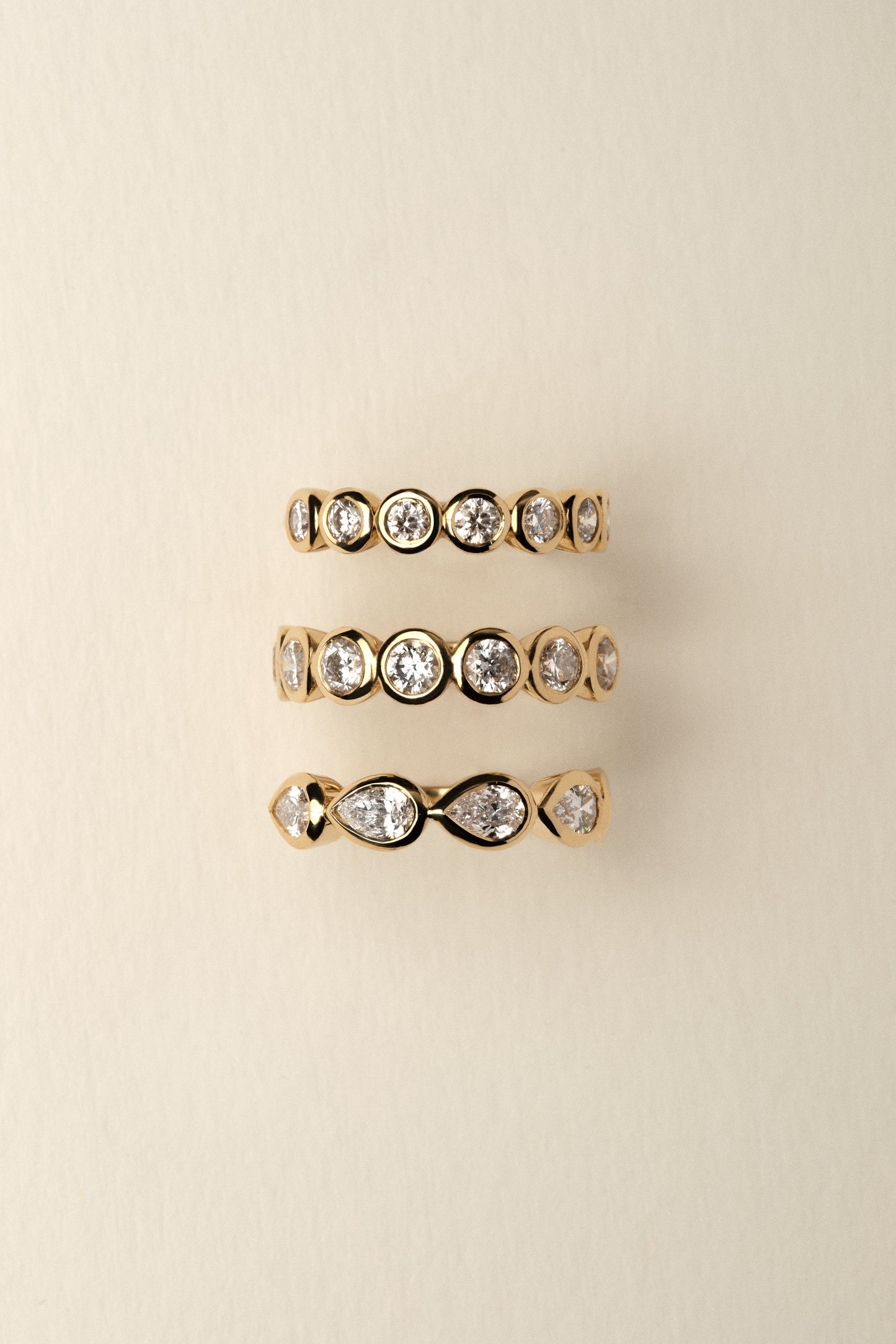 Round Diamond Bezel Band | 18K White Gold