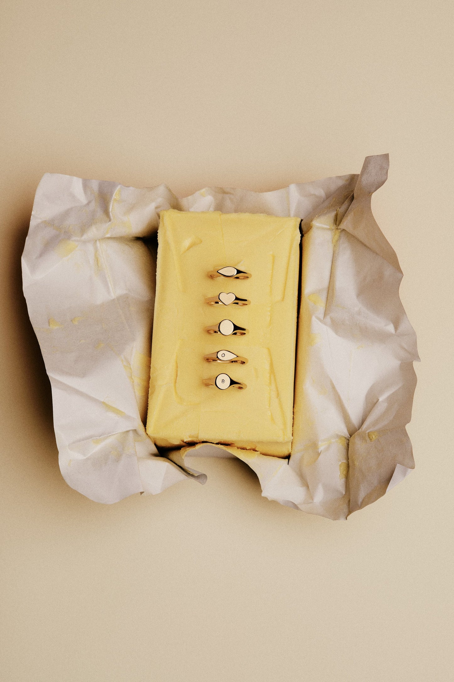 Mini Oval Signet Ring | Yellow Gold